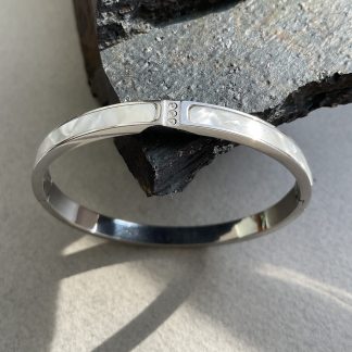 Браслет Металевий з вставками Перламутру та фіонітами, нержавіюча сталь.
Розмір 16см обхвату.
Ціна за шт.