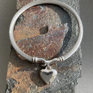 Браслет Металевий з підвіскою сердечко,нержавіюча сталь.
Розмір намистини 12мм, розмір 16см обхвату.
Ціна за шт.