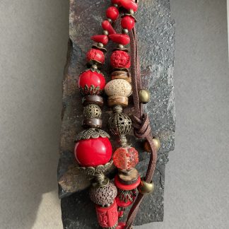 Браслет трьохрядний, намистини Коралові, Вулканічна Лава,різні намистини, деревний кокос,біжутерний сплав, відтінок бронза.
Розмір 18см обхвату.
Ціна за шт.