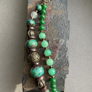 Браслет двухрядний,намистини Тайванський нефрит, Хризокола ,керамічні  та металеві намистини.
Розмір 18см обхвату.
Ціна за шт.