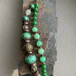Браслет двухрядний,намистини Тайванський нефрит, Хризокола ,керамічні  та металеві намистини.
Розмір 18см обхвату.
Ціна за шт.