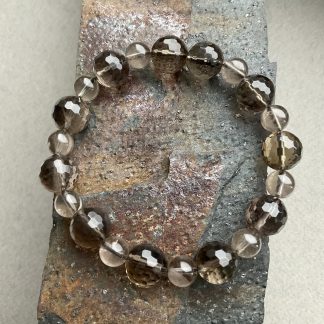 Браслет Димчатий Кварц, форма кругла граньована.
Розмір намистини 12-8мм, розмір 18см обхвату.
Ціна за шт.