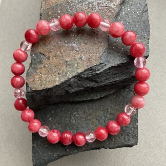 Браслет Малиновий Нефрит, форма кругла, гладка з вставкою намистин цукрового скла.
Розмір намистини 8мм, розмір 20см обхвату.
Ціна за шт.