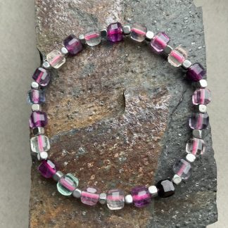 Браслет Флюорит, форма квадрат граньований з вставкою гематиту.
Розмір намистини 6-7мм, розмір 17см обхвату.
Ціна за шт.