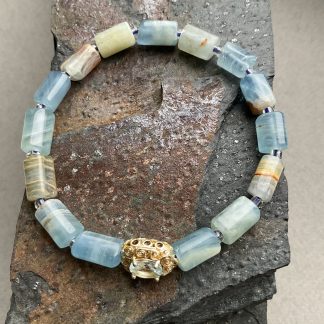 Браслет Водний Кальцит, форма циліндр ,гладкий з вставкою намистини.
Розмір намистини 0,5-10мм, розмір 16см обхвату.
Ціна за шт.