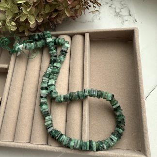 Намистини Смарагд, форма квадрат, чипси
.
Розмір 5,5-6 мм, довжина 40 см
.
Ціна за нитку