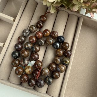 Намистини Пітерсіт, форма гладка куля. 
.
Розмір 10 мм, довжина 40 см. 
.
Ціна за нитку.