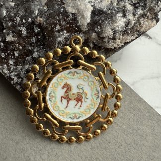 Підвіс Кінь Емаль, гіпоалергений сплав по латуні, відтінок лимонне золото
.
Розмір 43/40 мм
.
Ціна 140 грн шт