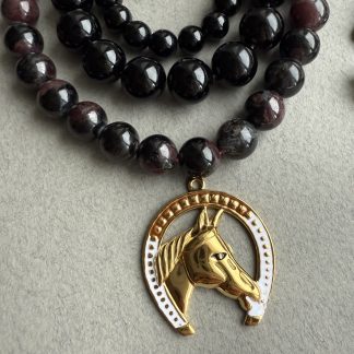 Підвіс Кінь/підкова, гіпоалергений сплав по латуні, відтінок лимонне золото
.
Розмір 36/32 мм
.
Ціна за шт