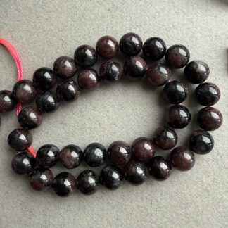 Намистини Гранат/Астрофіліт, форма куля гладка. 
.
Розмір 10 мм, довжина 39 см
.
Ціна за нитку