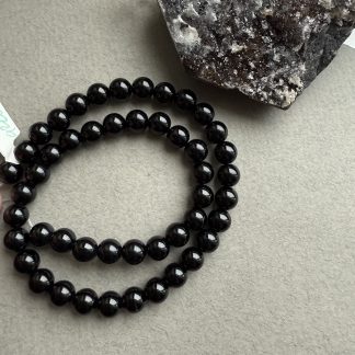 Намистини Агат чорний, форма гладка куля
. 
Розмір 8 мм, довжина 38 см
. 
Ціна за нитку