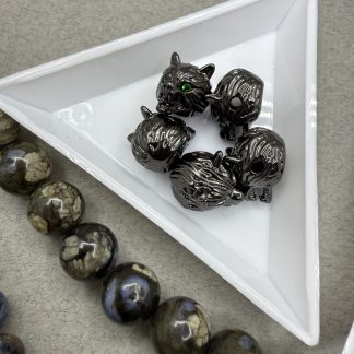 Намистина Вовк, гіпоалергенний сплав по латуні, інкрустація зелений фіаніт, наскрізний отвір. 
Розмір 14/11 мм 
Ціна за шт