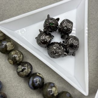 Намистина Вовк, гіпоалергенний сплав по латуні, інкрустація зелений фіаніт, наскрізний отвір. 
Розмір 14/11 мм 
Ціна за шт