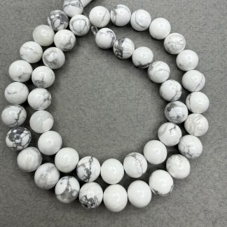 Намистини Магнезит, форма куля, гладка. 
.
Розмір 8 мм, довжина 38 см
.
Ціна за нитку.