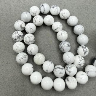 Намистини Магнезит, форма куля,гладка. 
.
Розмір 10 мм, довжина 38 см
.
Ціна за нитку.