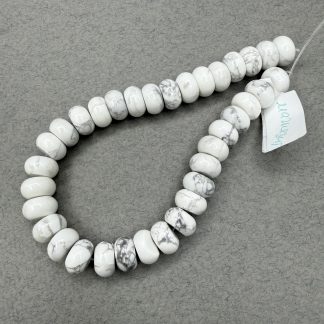 Намистини Магнезит, форма рондель, гладка. 
.
Розмір 6/10 мм, довжина 20 см ❣️❣️півнитка❣️❣️
.
Ціна 268 грн за півнитку