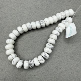 Намистини Магнезит, форма рондель, гладка. 
.
Розмір 6/10 мм, довжина 20 см ❣️❣️півнитка❣️❣️
.
Ціна 268 грн за півнитку