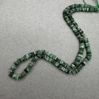 Намистини Смарагд, форма квадрат, чипси
.
Розмір 4,5-5 мм, довжина 40 см
.
Ціна за нитку
