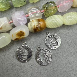 Підвіс Сонце Філігрань, родування по латуні, відтінок срібло
.
Розмір 14/12 мм 
.
Ціна за шт