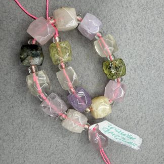 Намистини Куб Ассорті, ( рожевий кварц, цитрин, аметист, преніт) форма куб, граньований
.
Розмір 10/12 мм, довжина 20 см❣️❣️Півнитка❣️❣️
.
Ціна за півнитку❣️❣️