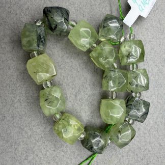 Намистини Куб Преніт, форма куб, граньований
.
Розмір 10/12 мм, довжина 20 см❣️❣️Півнитка❣️❣️
.
Ціна за півнитку❣️❣️