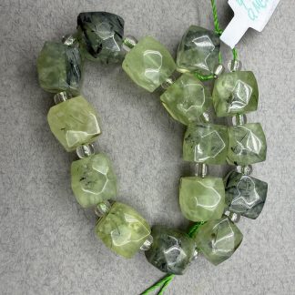 Намистини Куб Преніт, форма куб, граньований
.
Розмір 10/12 мм, довжина 20 см❣️❣️Півнитка❣️❣️
.
Ціна за півнитку❣️❣️