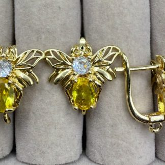 Швензи Бджола, позолота по латуні, інкрустація фіаніт жовтий/прозорий
Розмір 18/18 мм
Ціна за пару