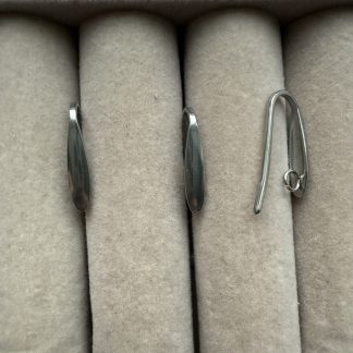 Швензи Гачок Еліпс, нержавіюча сталь, роз’ємна петля, відтінок насичене срібло. Надійна класична модель, waterproof 
.
Розмір 3/17 мм 
.
Ціна за пару