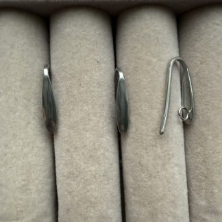 Швензи Гачок Еліпс, нержавіюча сталь, роз’ємна петля, відтінок насичене срібло. Надійна класична модель, waterproof 
.
Розмір 3/17 мм 
.
Ціна за пару