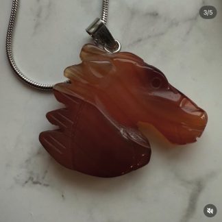 Підвіс Сердолік , форма кінь з різьбою + ланцюжок сталь
.
Розмір 35/38/10 мм
.
Ціна за шт