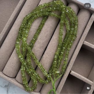 Намистини Перидот(Хризоліт), форма рондель, чипси, гарна ювелірна обробка
.
Розмір 3,5-4 мм, шир 1,3-2,4 мм
.
Ціна за нитку