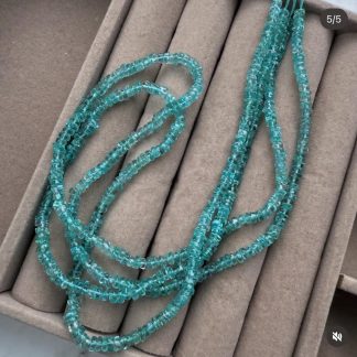 Намистини Апатит, форма рондель, чипси, гарна ювелірна обробка
.
Розмір 3-3,7 мм, шир 1,3-2,4 мм
.
Ціна за нитку