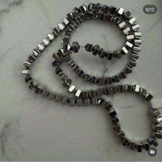 Намистини Гематит , гайка, відтінок срібло
Розмір 4/4 мм, 40 см
Ціна за нитку