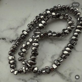 Намистини Гематит , фріформ , відтінок срібло
Розмір 5/8 мм, 40 см
Ціна за нитку