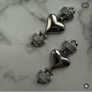 Конектор Серце, без замка, дві петлі, родування по латуні
Розмір 35/15 мм 
Ціна  за шт