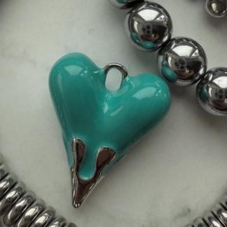 Конектор Серце, емаль, родування по латуні
Розмір 25/20 мм 
Ціна за шт