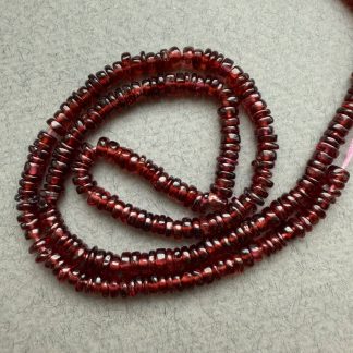 Намистини Гранат бразильський, форма рондель/чіпси. 
Розмір 3,5-4 мм, довжина 42 см
Ціна за нитку