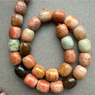 Намистини Коралова яшма, форма бочонок
Розмір 12/13 мм, довжина 38 см. 
Ціна  за нитку