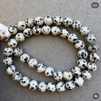 Намистини Яшма Далматин, форма куля. 
Розмір 8 см, довжина 39 см. 
Ціна  за нитку.