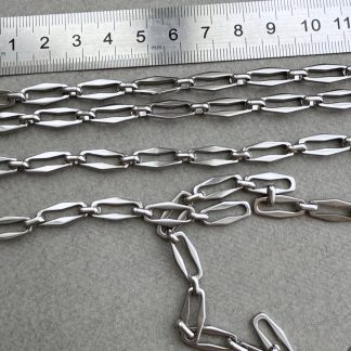 Ланцюжок Ромб ланка, ювелірна сталь, відтінок срібла. 
.
Розмір 15/7мм, довжина 1 метр
.
Ціна за метр